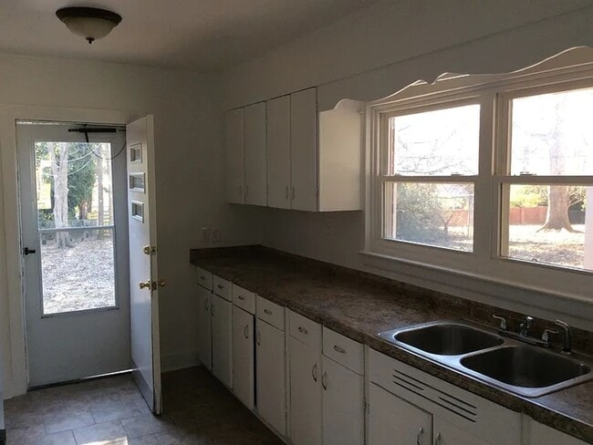 Foto del edificio - Adorable 3 bedroom 2 bath ranch style brick home is located in the sought-after historic McCrorey...