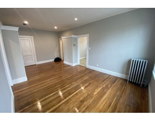 Primary Photo - 202 Baker St