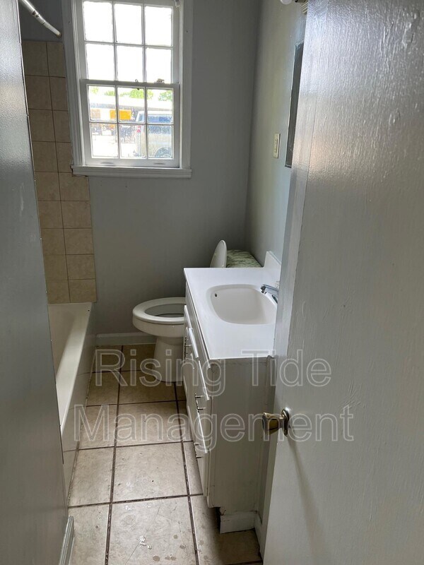 Building Photo - 2447 E 6th St