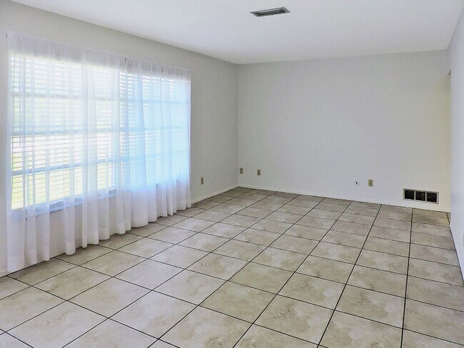 Foto del edificio - East Gate Annual Home for Rent