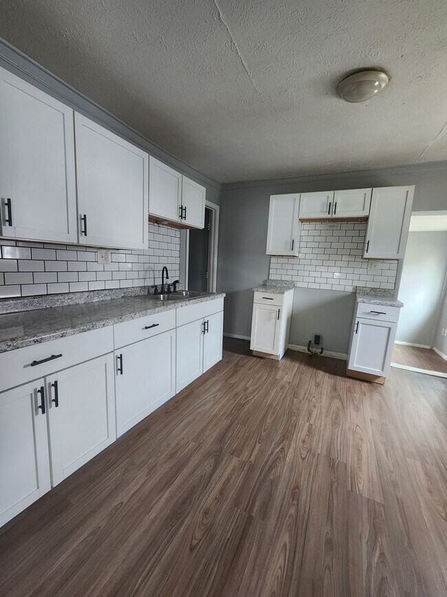 Foto del edificio - Newly Renovated Columbus Gem with Bright Sunroom and Large Fenced Yard