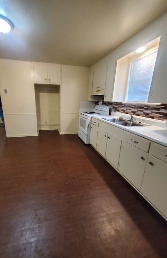 Building Photo - 3 Bedroom 1 Bathroom-$300 Off 1st Month