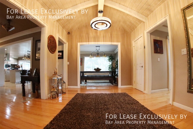 Building Photo - Gorgeous 3BR/3BA house (3177 sqft) with po...
