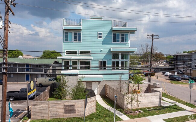 Entrada - 4001 Red River St