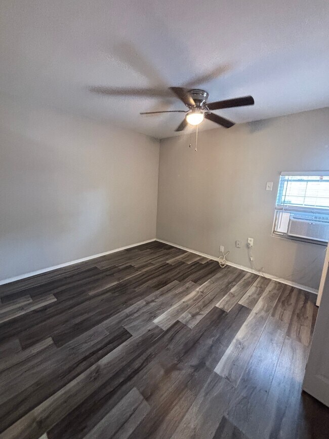 Building Photo - 1 Bed/1 Bath - Unit 12