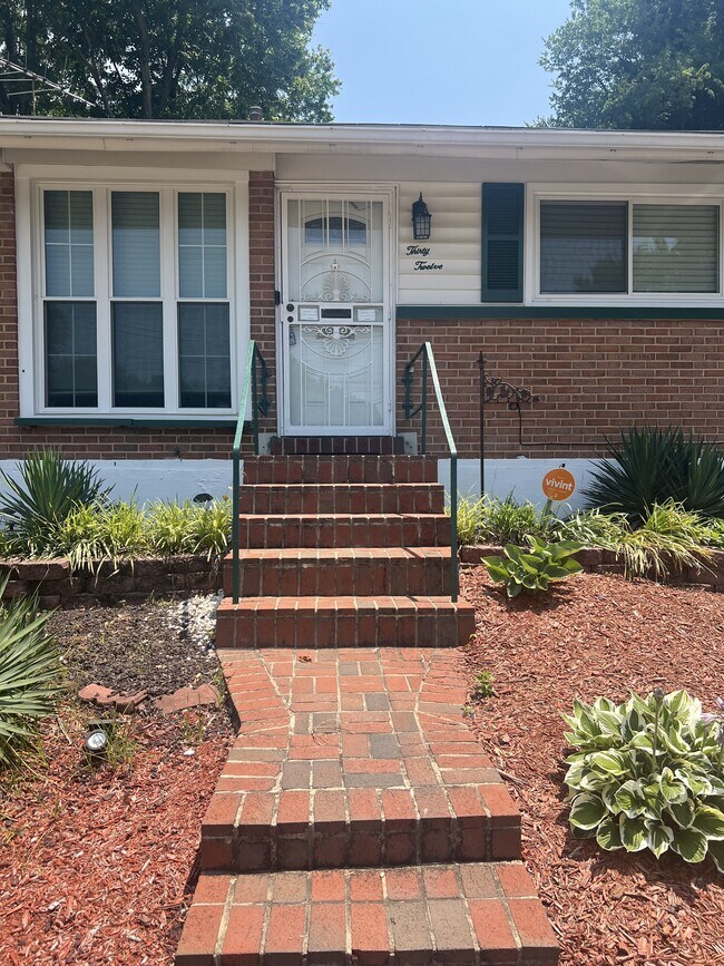 Foto del edificio - 3012 Oxon Run Ct