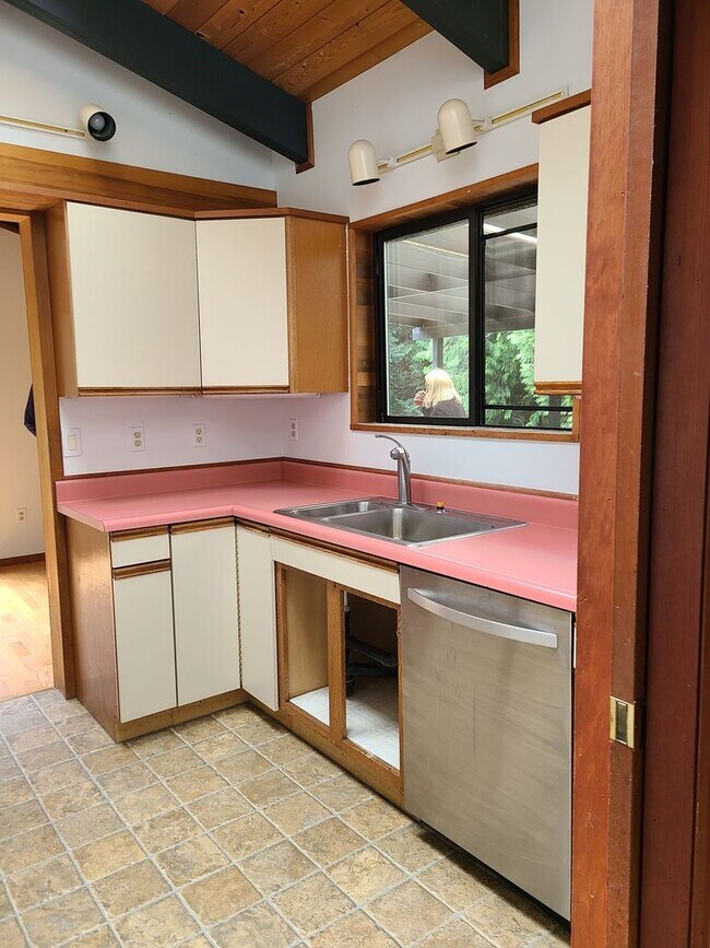Foto del edificio - Lovely Home on 5 Acres Near the Water in R...