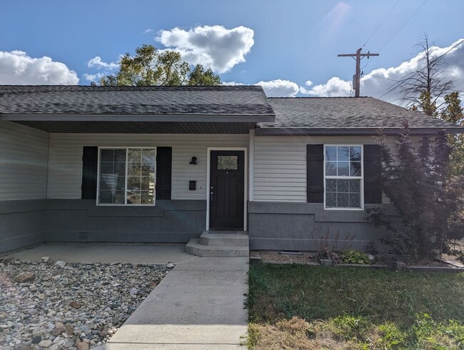 Building Photo - Private 3 bedroom 2 bathroom home