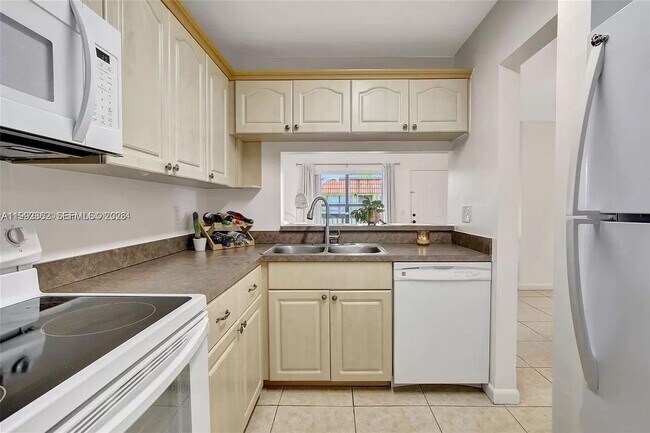 Foto del edificio - 561 NW 100th Pl