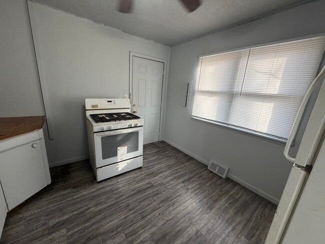 Foto del edificio - 1541 Fairchild-E