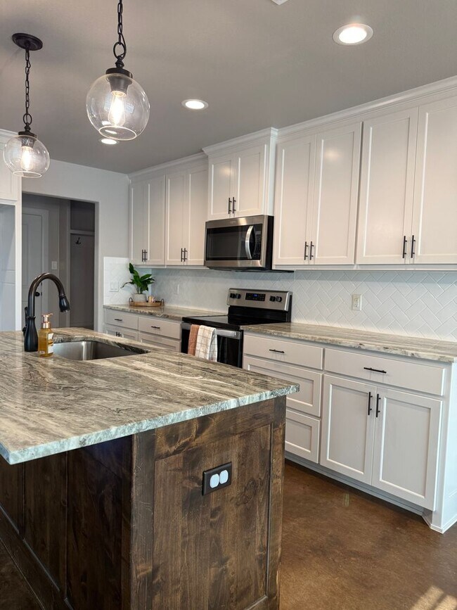 Foto del edificio - HORSE PROPERTY 4/2/2 + 4 acres in Peaster ISD- Horses welcome!
