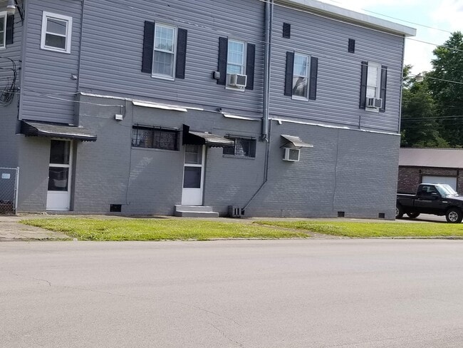 Apartment building - 301 S 21st St