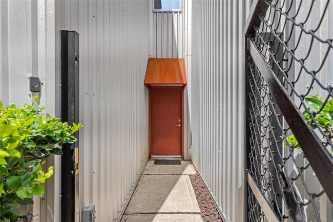 Building Photo - 811 Robin St