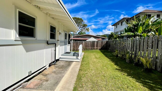 Building Photo - Charming Home in Manoa (3/1.5/2) Available...