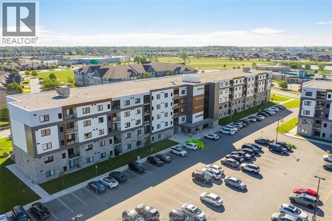 Photo du bâtiment - 2550 Sandwich W Pkwy