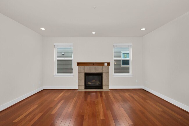 Building Photo - Updated 2 Bedroom Shoreline Townhouse!