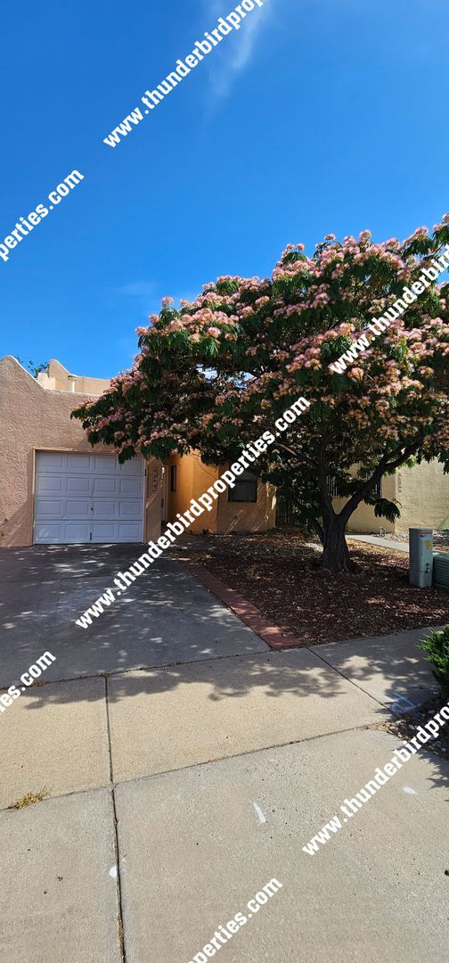 Foto del edificio - NE Heights 3 bedroom