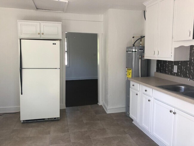 Building Photo - 8 Circle Dr