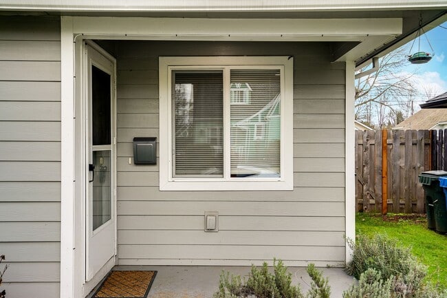 Building Photo - Cute 1 bedroom, 1 bathroom home near downt...