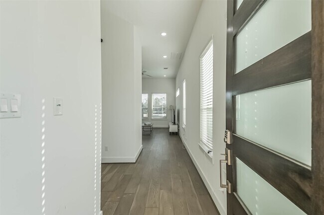 Building Photo - 308 Queen Sude Ln