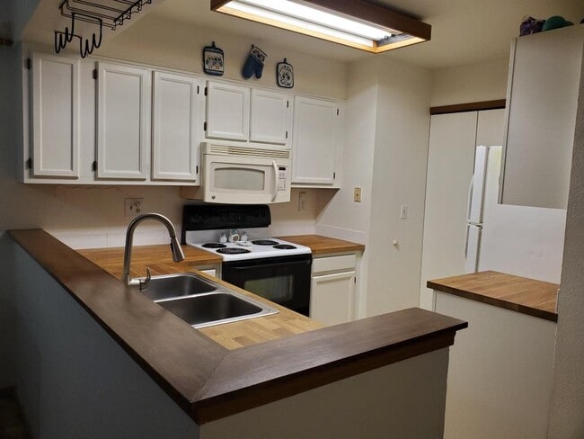 Kitchen - 7830 87th W Dr