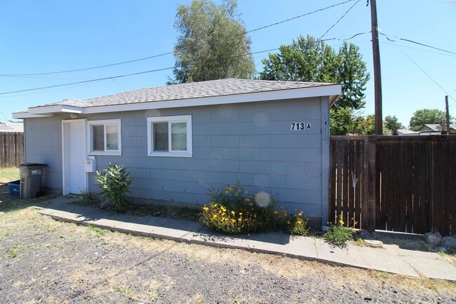 Building Photo - East Kennewick Stand-Alone Studio Apartment