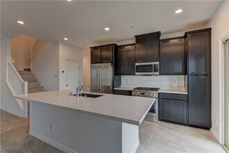 Building Photo - 600 N Carriage Hill Dr