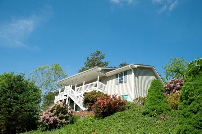 Building Photo - 18 Pine Tops Dr