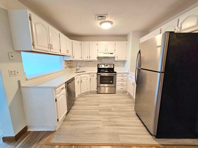 Building Photo - 77 Bennington St