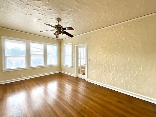 Foto del edificio - **APPLICATION RECEIVED** AVAILABLE NOW! 2 Bedroom Upstairs Unit!