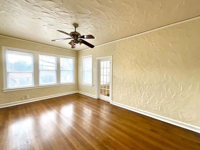 Foto del edificio - AVAILABLE NOW! 2 Bedroom Upstairs Unit!