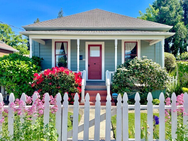 Foto del edificio - Charming Home on Cul-de-Sac w/Jacuzzi, Fireplace, Garage || Minutes from Downtown Napa!
