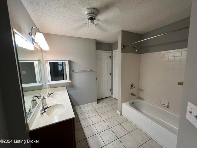 Foto del edificio - 8002 Castle Pines Ct