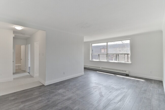 Salon - 3240 Bathurst St