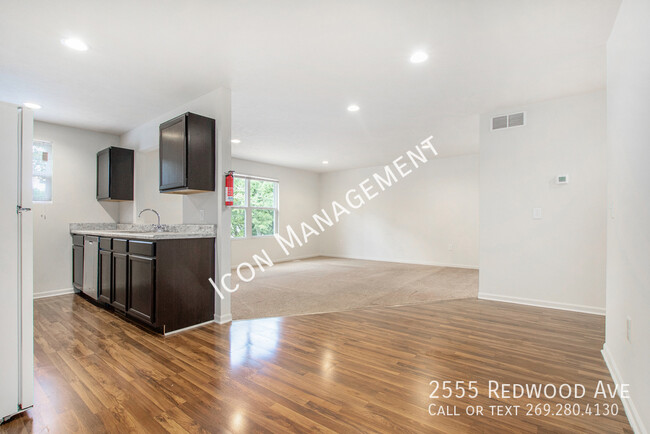 Foto del edificio - 2555 Redwood Ave