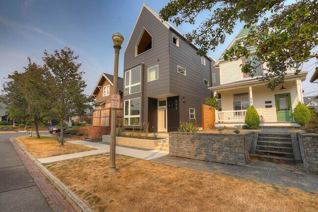 Building Photo - Like New! North Tacoma, 6th Avenue District