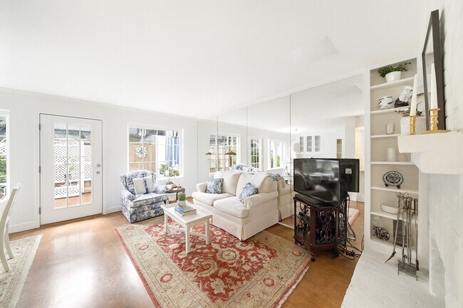 Foto del edificio - 8944 Chatsworth Dr