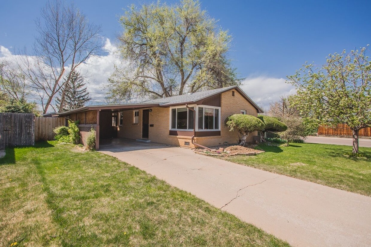 New Finishes in this Home on a Large Lot with Covered Parking and AIR CONDITIONING! MOVE IN READY! - New Finishes in this Home on a Large Lot with Covered Parking and AIR CONDITIONING! MOVE IN READY!