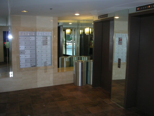 Foto del edificio - 10960 Ashton Ave
