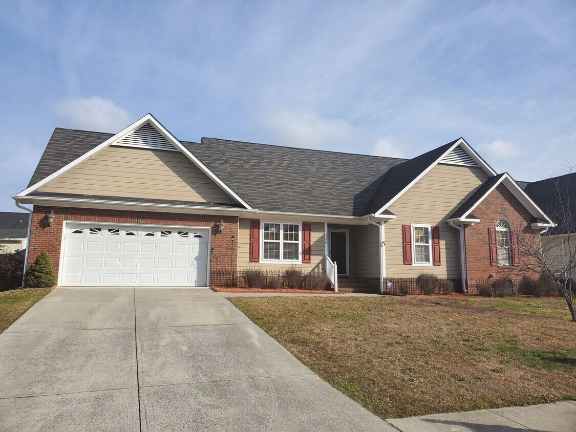 Foto principal - Beautiful 4 Bedroom home in Fayetteville!