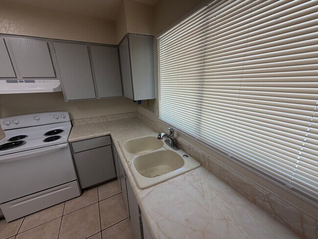 Building Photo - 3 Bed 2 Ba Condo