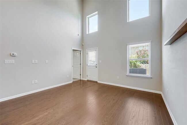 Foto del edificio - 2304 S Lakeline Blvd