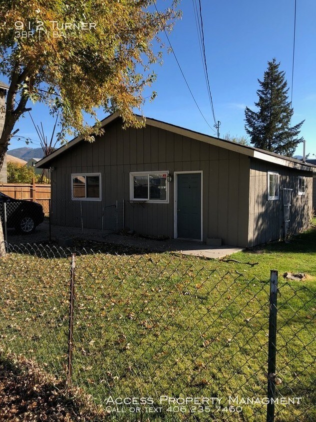 Primary Photo - 3 Bed, 1 Bath with fenced yard!