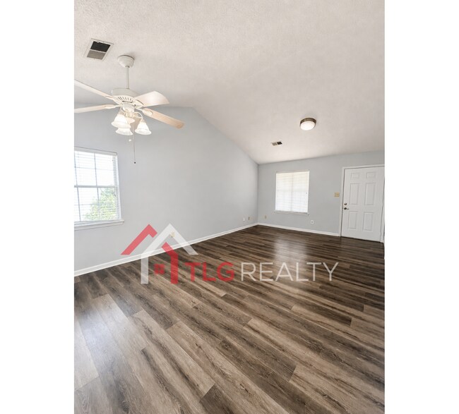 Foto del edificio - 3821 Rosedown Dr