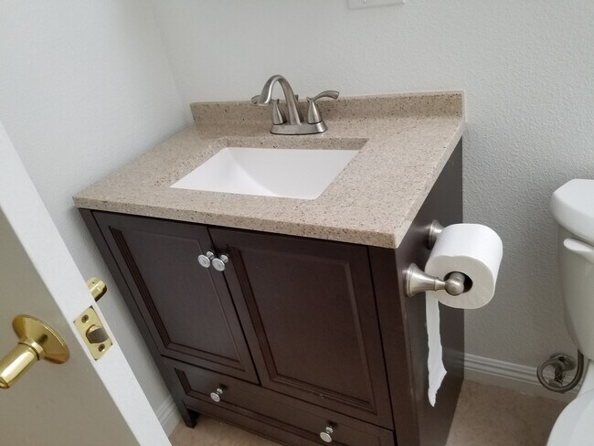 Foto del edificio - 4 bed/2bath home with great backyard! ALL ...
