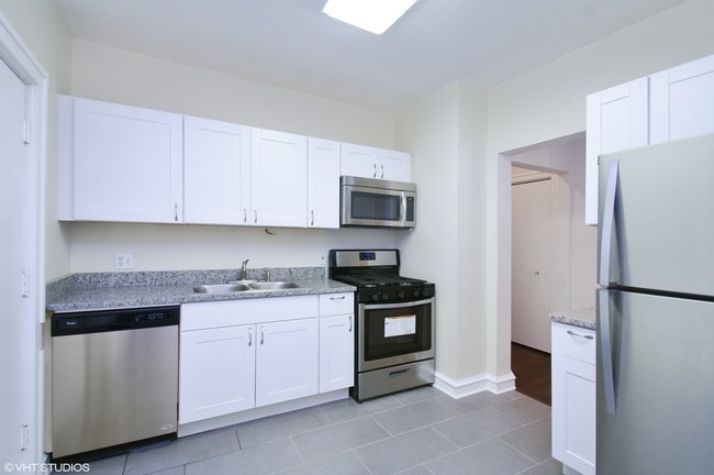 Building Photo - 630 W Waveland Ave