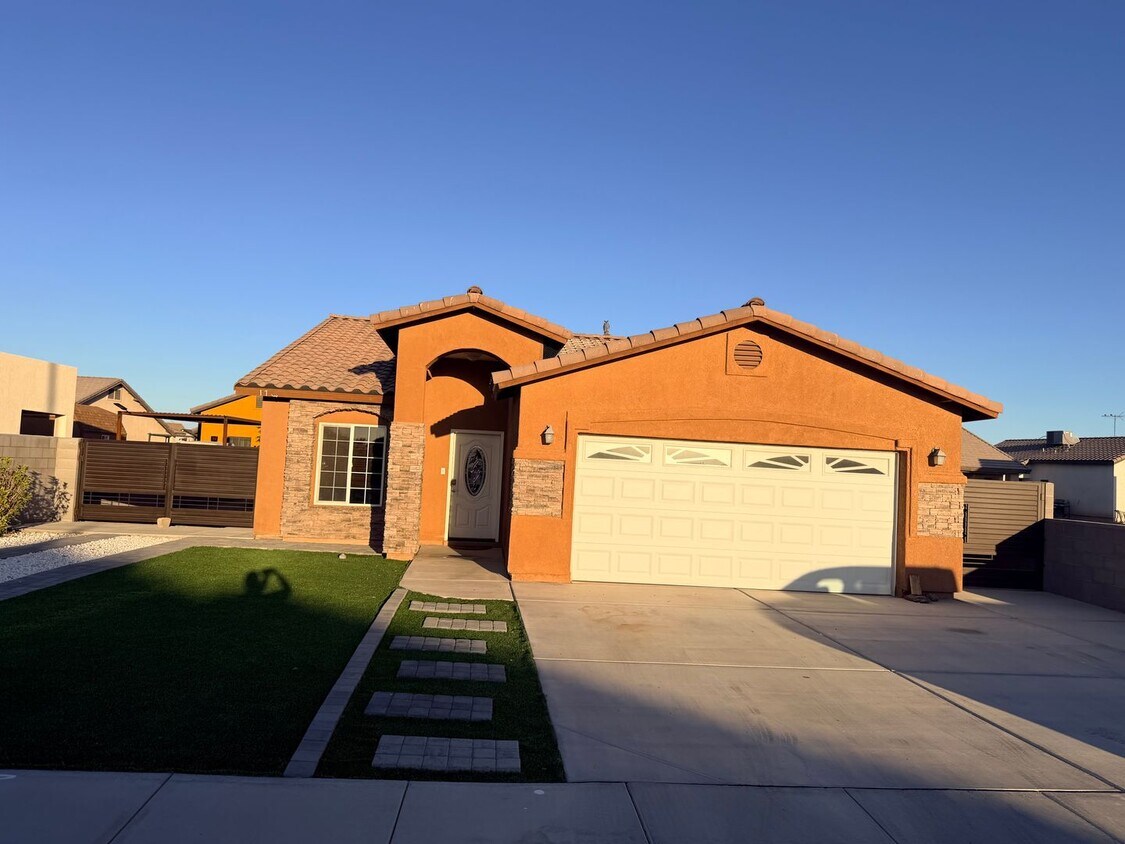 Foto del edificio - 4 Bedroom Home in San Luis AZ. with Fenced Lot and Landcaping