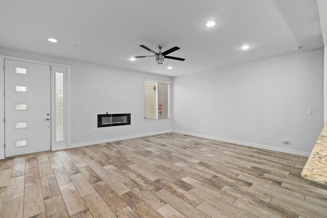 Foto del edificio - 1742 E Cheery Lynn Rd