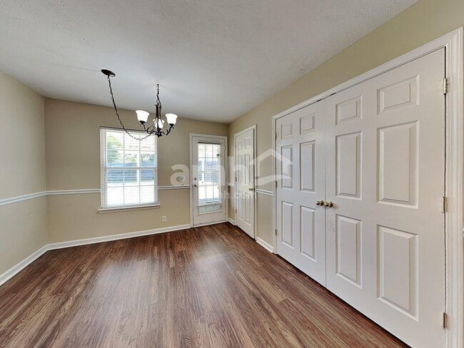 Building Photo - 1104 S Hampton Close