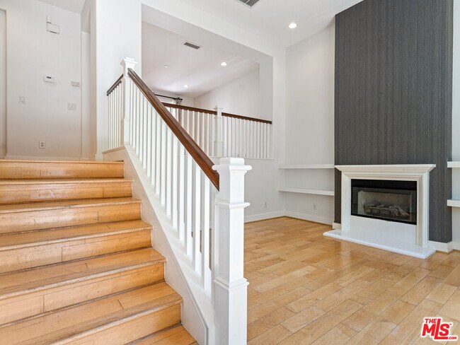 Building Photo - 5700 Seawalk Dr